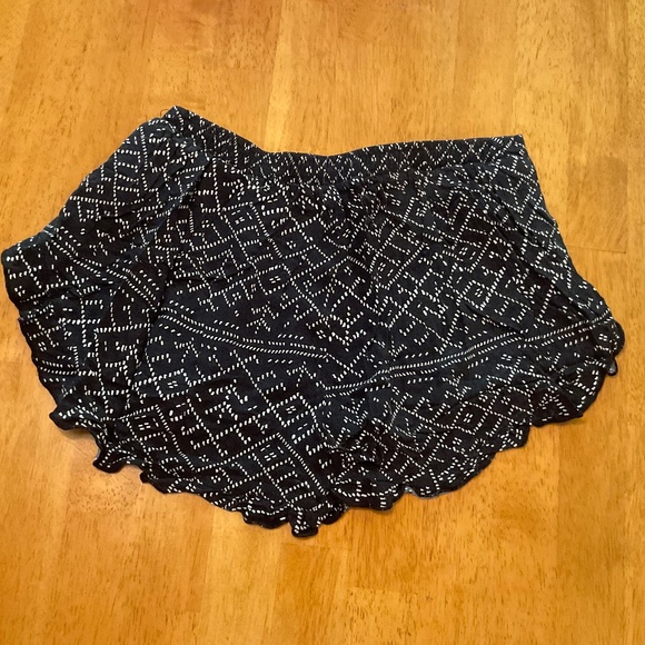 Abercrombie & Fitch navy geometric print ruffle hem shorts S - Picture 3 of 4